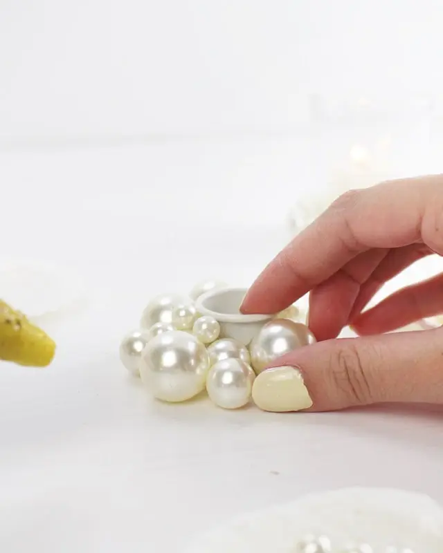 Eine maritime Tischdeko ist perfekt, um eine frische und gemütliche Atmosphäre zu schaffen, die für Urlaubsfeeling sorgt. Ob für eine sommerliche Gartenparty, eine Hochzeit am Strand oder ein entspanntes Abendessen im maritimen Stil - mit meinen kreativen Ideen und Elementen kannst du deinen Tisch in einen maritimen Hingucker verwandeln. Ich zeige dir, wie du mit leicht umsetzbaren DIYs eine schlichte maritime Tischdeko basteln kannst. Maritime Tischdeko basteln - maritimer diy kerzenhalter 3