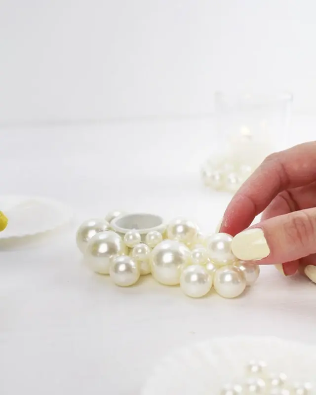 Eine maritime Tischdeko ist perfekt, um eine frische und gemütliche Atmosphäre zu schaffen, die für Urlaubsfeeling sorgt. Ob für eine sommerliche Gartenparty, eine Hochzeit am Strand oder ein entspanntes Abendessen im maritimen Stil - mit meinen kreativen Ideen und Elementen kannst du deinen Tisch in einen maritimen Hingucker verwandeln. Ich zeige dir, wie du mit leicht umsetzbaren DIYs eine schlichte maritime Tischdeko basteln kannst. Maritime Tischdeko basteln - maritimer diy kerzenhalter 4