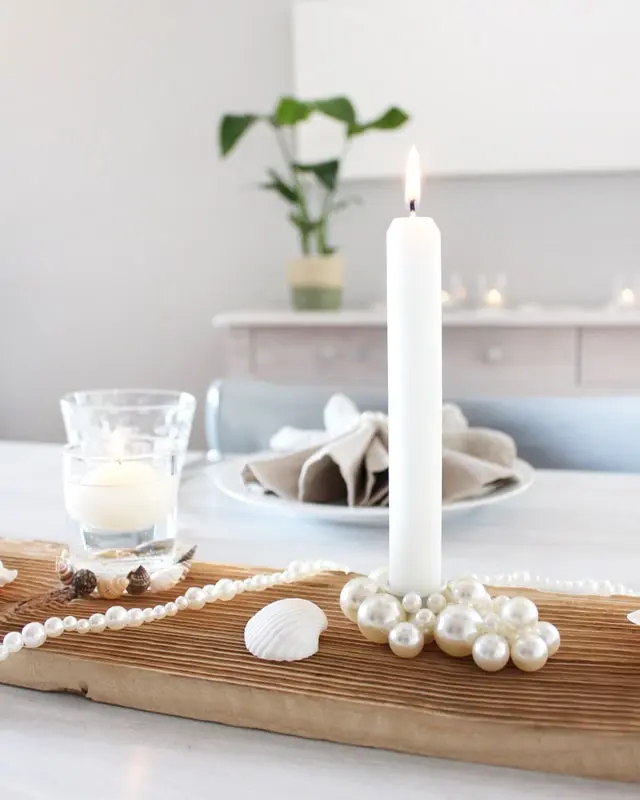 Eine maritime Tischdeko ist perfekt, um eine frische und gemütliche Atmosphäre zu schaffen, die für Urlaubsfeeling sorgt. Ob für eine sommerliche Gartenparty, eine Hochzeit am Strand oder ein entspanntes Abendessen im maritimen Stil - mit meinen kreativen Ideen und Elementen kannst du deinen Tisch in einen maritimen Hingucker verwandeln. Ich zeige dir, wie du mit leicht umsetzbaren DIYs eine schlichte maritime Tischdeko basteln kannst. DIY maritime Tischdeko basteln | Tinkerhome - Einfache DIYs für dein Zuhause