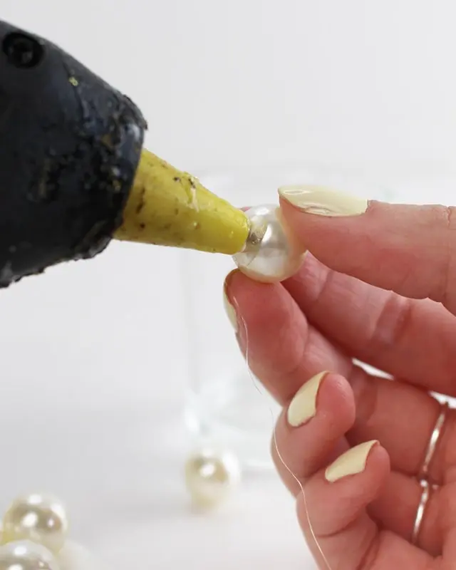 Eine maritime Tischdeko ist perfekt, um eine frische und gemütliche Atmosphäre zu schaffen, die für Urlaubsfeeling sorgt. Ob für eine sommerliche Gartenparty, eine Hochzeit am Strand oder ein entspanntes Abendessen im maritimen Stil - mit meinen kreativen Ideen und Elementen kannst du deinen Tisch in einen maritimen Hingucker verwandeln. Ich zeige dir, wie du mit leicht umsetzbaren DIYs eine schlichte maritime Tischdeko basteln kannst. Maritime Tischdeko basteln - maritimes diy windlicht 1