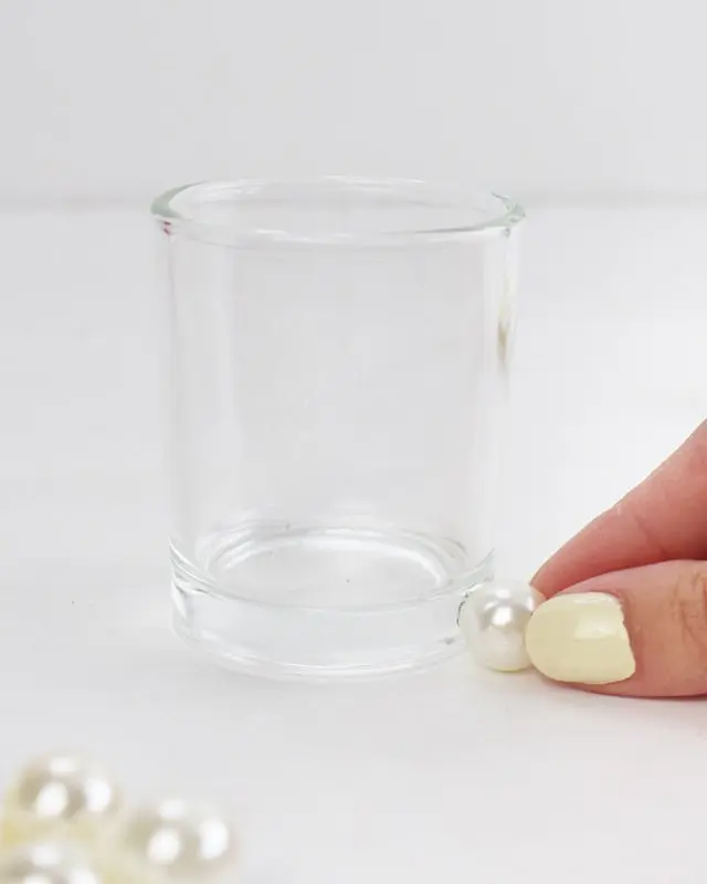 Eine maritime Tischdeko ist perfekt, um eine frische und gemütliche Atmosphäre zu schaffen, die für Urlaubsfeeling sorgt. Ob für eine sommerliche Gartenparty, eine Hochzeit am Strand oder ein entspanntes Abendessen im maritimen Stil - mit meinen kreativen Ideen und Elementen kannst du deinen Tisch in einen maritimen Hingucker verwandeln. Ich zeige dir, wie du mit leicht umsetzbaren DIYs eine schlichte maritime Tischdeko basteln kannst. Maritime Tischdeko basteln - maritimes diy windlicht 2