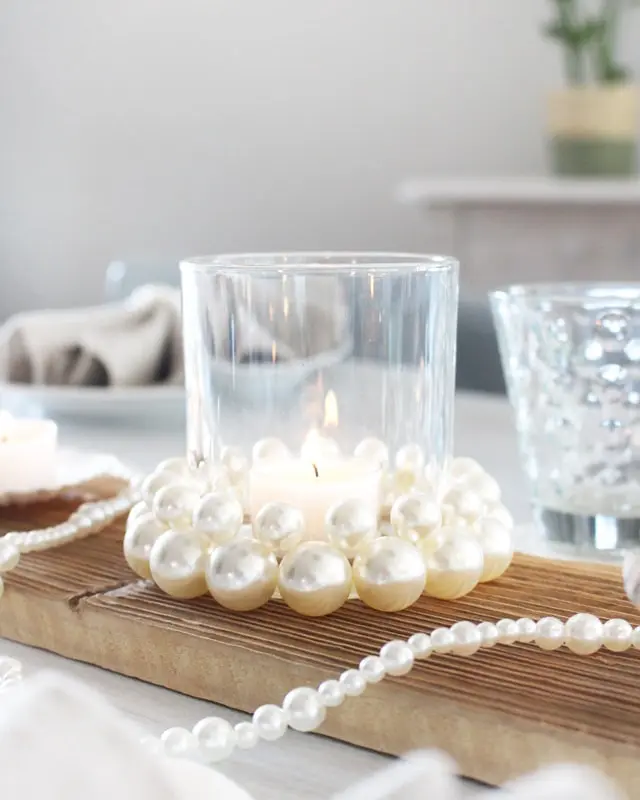 Auf Instagram werde ich von vielen als Windlicht-Queen bezeichnet und da ist es wohl langsam wirklich Zeit für einen Sammelbeitrag zum Thema DIY Windlichter zum Selbermachen. Um zu den Anleitungen zu gelangen, klicke einfach auf das Bild. Du wirst dann zu meinen Anleitungen auf dem Blog, YouTube und Instagram weitergeleitet. Zu manchen Windlichtern gibt es keine ausführliche Anleitung und deswegen steht unter den Bildern eine kurze Anleitung. Da ich aber auch einiges an Videocontent erstelle, gibt es zu manchen DIY Windlichtern sogar eine Videoanleitung, die ich im Blogbeitrag einbinden werde. So und jetzt wünsche ich dir viel Spaß beim Durchstöbern meiner Windlichtideen! DIY maritime Tischdeko basteln - Windlicht mit Perlen | Tinkerhome - Einfache DIYs für dein Zuhause