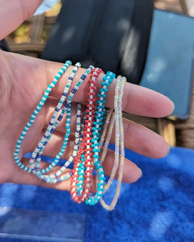 Hast du schon mal Perlenarmbänder selber gemacht? Falls nicht, keine Sorge, alle wichtigen Infos bekommst du jetzt. Von der Auswahl der Materialien bis zum fertigen Produkt - in meinem Blogbeitrag erfährst du alles, um deine eigenen DIY Perlenarmbänder zu basteln und lange Freude daran zu haben. Und falls du bereits als Kind oder auch in der letzten Zeit eigene Armbänder gebastelt hast, kannst du hier deine Kenntnisse auffrischen oder neue Muster kennenlernen. Mich hat der aktuelle Trend wieder total gefesselt und ich wünsche dir viel Spaß beim Perlenarmbänder basteln. DIY Perlenarmbänder basteln - 3 kinderleichte Ideen - bunte diy perlenarmbaender 1