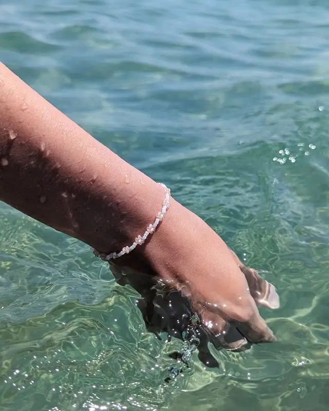 Hast du schon mal Perlenarmbänder selber gemacht? Falls nicht, keine Sorge, alle wichtigen Infos bekommst du jetzt. Von der Auswahl der Materialien bis zum fertigen Produkt - in meinem Blogbeitrag erfährst du alles, um deine eigenen DIY Perlenarmbänder zu basteln und lange Freude daran zu haben. Und falls du bereits als Kind oder auch in der letzten Zeit eigene Armbänder gebastelt hast, kannst du hier deine Kenntnisse auffrischen oder neue Muster kennenlernen. Mich hat der aktuelle Trend wieder total gefesselt und ich wünsche dir viel Spaß beim Perlenarmbänder basteln. DIY Perlenarmbänder basteln - 3 kinderleichte Ideen - bunte diy perlenarmbaender 3