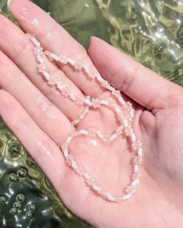 Hast du schon mal Perlenarmbänder selber gemacht? Falls nicht, keine Sorge, alle wichtigen Infos bekommst du jetzt. Von der Auswahl der Materialien bis zum fertigen Produkt - in meinem Blogbeitrag erfährst du alles, um deine eigenen DIY Perlenarmbänder zu basteln und lange Freude daran zu haben. Und falls du bereits als Kind oder auch in der letzten Zeit eigene Armbänder gebastelt hast, kannst du hier deine Kenntnisse auffrischen oder neue Muster kennenlernen. Mich hat der aktuelle Trend wieder total gefesselt und ich wünsche dir viel Spaß beim Perlenarmbänder basteln. DIY Perlenarmbänder basteln - 3 kinderleichte Ideen - bunte diy perlenarmbaender 4