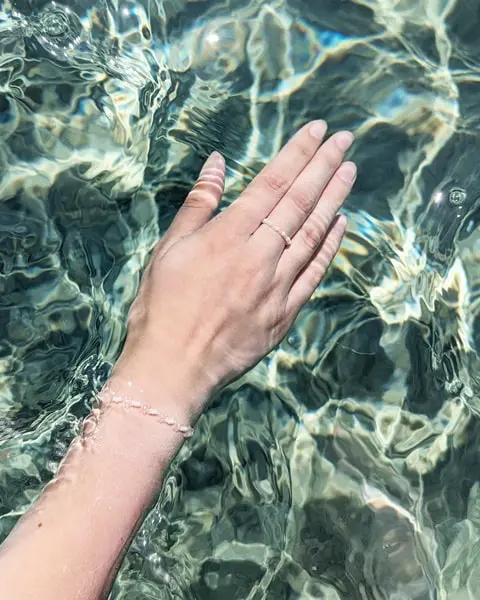 Hast du schon mal Perlenarmbänder selber gemacht? Falls nicht, keine Sorge, alle wichtigen Infos bekommst du jetzt. Von der Auswahl der Materialien bis zum fertigen Produkt - in meinem Blogbeitrag erfährst du alles, um deine eigenen DIY Perlenarmbänder zu basteln und lange Freude daran zu haben. Und falls du bereits als Kind oder auch in der letzten Zeit eigene Armbänder gebastelt hast, kannst du hier deine Kenntnisse auffrischen oder neue Muster kennenlernen. Mich hat der aktuelle Trend wieder total gefesselt und ich wünsche dir viel Spaß beim Perlenarmbänder basteln. DIY Perlenarmbänder basteln - 3 kinderleichte Ideen - bunte diy perlenarmbaender 8