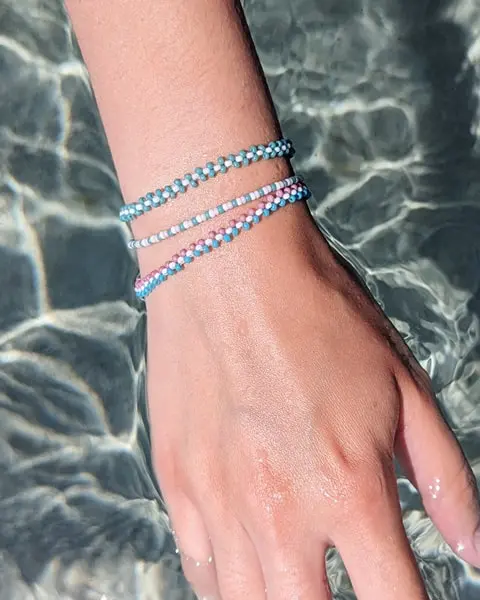 Der Muttertag steht wieder vor der Tür, und wir alle möchten unserer lieben Mutter zeigen, wie sehr wir sie schätzen. Doch manchmal ist es schwer, das perfekte Geschenk zum Muttertag zu finden. Man schenkt ja schließlich jedes Jahr eine Kleinigkeit und möchte meist etwas Abwechslung in die Geschenke bringen. Wie wäre es also dieses Jahr mit einem selbstgemachten Geschenk, das von Herzen kommt? Hier sind einige kreative DIY Ideen, die du für den Muttertag ausprobieren kannst: DIY Perlenarmbänder basteln | Tinkerhome - Einfache DIYs für dein Zuhause