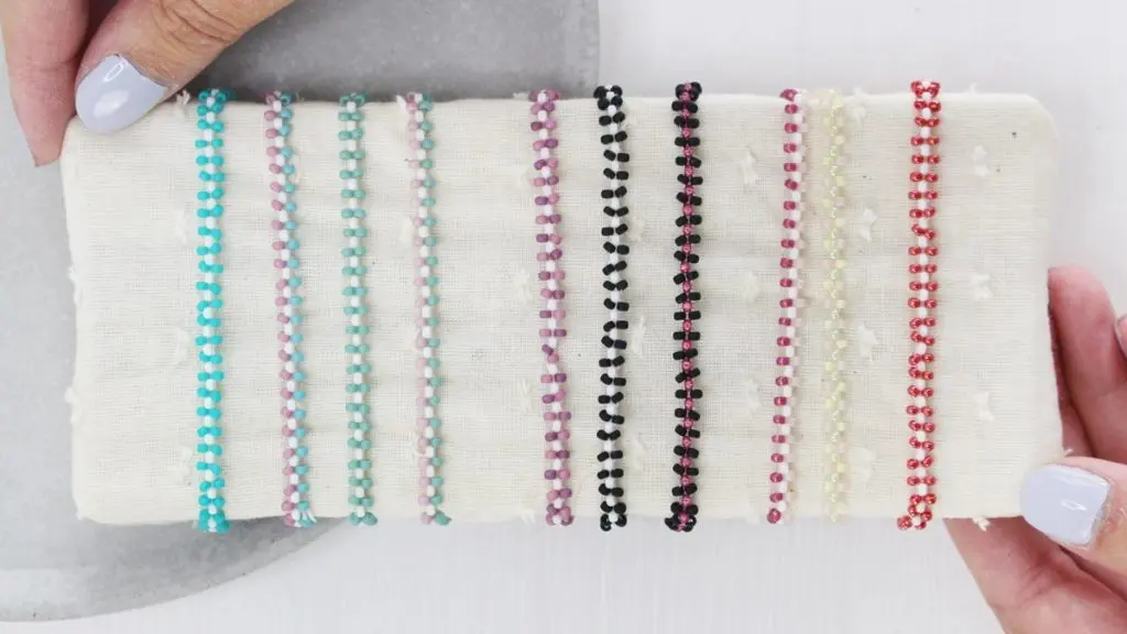 Hast du schon mal Perlenarmbänder selber gemacht? Falls nicht, keine Sorge, alle wichtigen Infos bekommst du jetzt. Von der Auswahl der Materialien bis zum fertigen Produkt - in meinem Blogbeitrag erfährst du alles, um deine eigenen DIY Perlenarmbänder zu basteln und lange Freude daran zu haben. Und falls du bereits als Kind oder auch in der letzten Zeit eigene Armbänder gebastelt hast, kannst du hier deine Kenntnisse auffrischen oder neue Muster kennenlernen. Mich hat der aktuelle Trend wieder total gefesselt und ich wünsche dir viel Spaß beim Perlenarmbänder basteln. DIY Perlenarmbänder basteln | Tinkerhome - Einfache DIYs für dein Zuhause