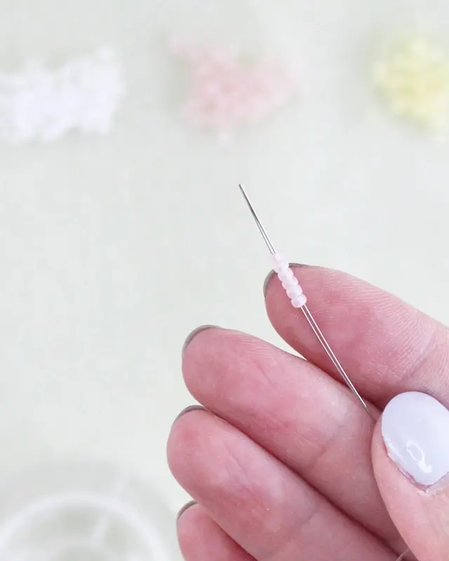 Hast du schon mal Perlenarmbänder selber gemacht? Falls nicht, keine Sorge, alle wichtigen Infos bekommst du jetzt. Von der Auswahl der Materialien bis zum fertigen Produkt - in meinem Blogbeitrag erfährst du alles, um deine eigenen DIY Perlenarmbänder zu basteln und lange Freude daran zu haben. Und falls du bereits als Kind oder auch in der letzten Zeit eigene Armbänder gebastelt hast, kannst du hier deine Kenntnisse auffrischen oder neue Muster kennenlernen. Mich hat der aktuelle Trend wieder total gefesselt und ich wünsche dir viel Spaß beim Perlenarmbänder basteln. DIY Perlenarmbänder basteln - 3 kinderleichte Ideen - diy perlen armband blume 1