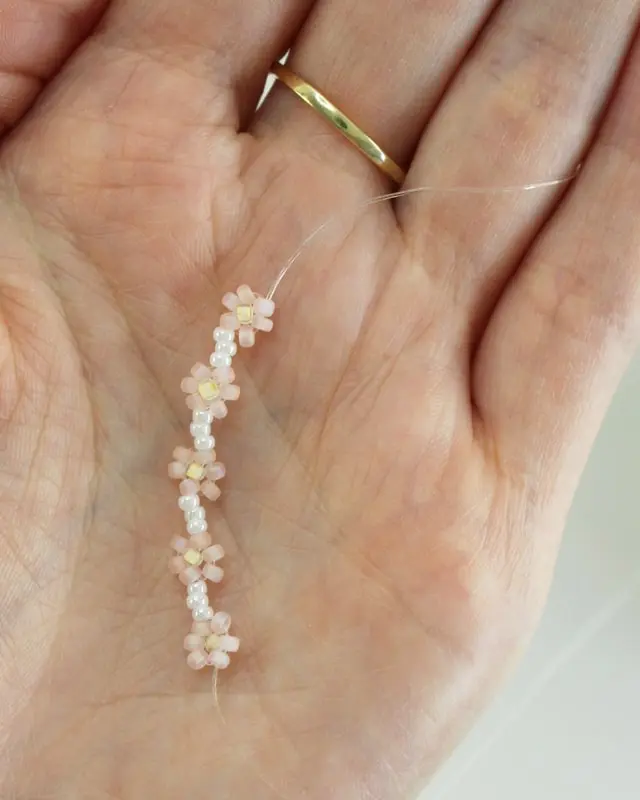 Hast du schon mal Perlenarmbänder selber gemacht? Falls nicht, keine Sorge, alle wichtigen Infos bekommst du jetzt. Von der Auswahl der Materialien bis zum fertigen Produkt - in meinem Blogbeitrag erfährst du alles, um deine eigenen DIY Perlenarmbänder zu basteln und lange Freude daran zu haben. Und falls du bereits als Kind oder auch in der letzten Zeit eigene Armbänder gebastelt hast, kannst du hier deine Kenntnisse auffrischen oder neue Muster kennenlernen. Mich hat der aktuelle Trend wieder total gefesselt und ich wünsche dir viel Spaß beim Perlenarmbänder basteln. DIY Perlenarmbänder basteln - 3 kinderleichte Ideen - diy perlen armband blume 10