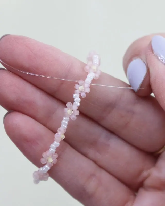 Hast du schon mal Perlenarmbänder selber gemacht? Falls nicht, keine Sorge, alle wichtigen Infos bekommst du jetzt. Von der Auswahl der Materialien bis zum fertigen Produkt - in meinem Blogbeitrag erfährst du alles, um deine eigenen DIY Perlenarmbänder zu basteln und lange Freude daran zu haben. Und falls du bereits als Kind oder auch in der letzten Zeit eigene Armbänder gebastelt hast, kannst du hier deine Kenntnisse auffrischen oder neue Muster kennenlernen. Mich hat der aktuelle Trend wieder total gefesselt und ich wünsche dir viel Spaß beim Perlenarmbänder basteln. DIY Perlenarmbänder basteln - 3 kinderleichte Ideen - diy perlen armband blume 11