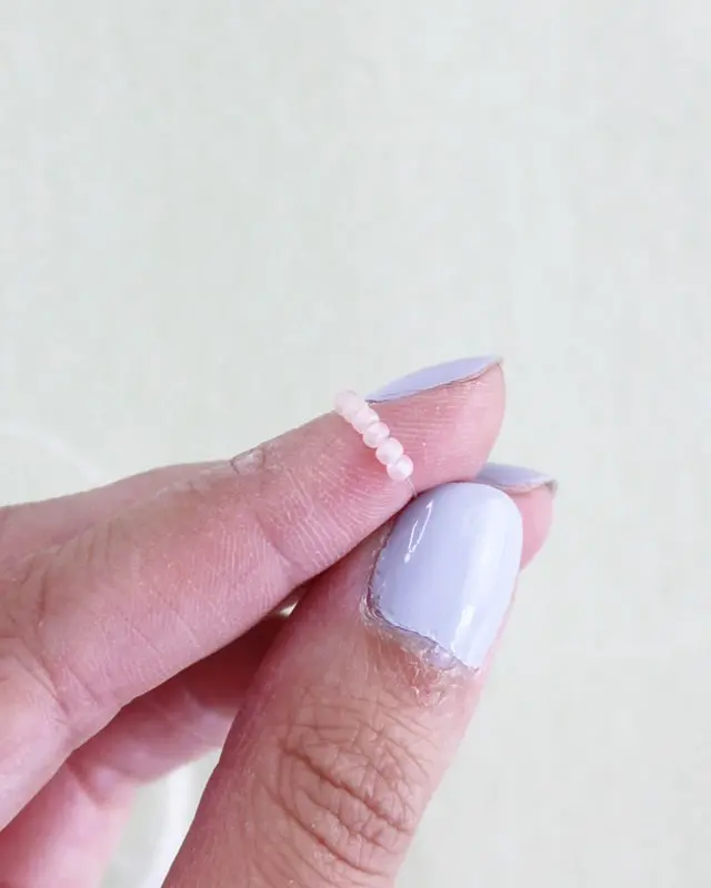 Hast du schon mal Perlenarmbänder selber gemacht? Falls nicht, keine Sorge, alle wichtigen Infos bekommst du jetzt. Von der Auswahl der Materialien bis zum fertigen Produkt - in meinem Blogbeitrag erfährst du alles, um deine eigenen DIY Perlenarmbänder zu basteln und lange Freude daran zu haben. Und falls du bereits als Kind oder auch in der letzten Zeit eigene Armbänder gebastelt hast, kannst du hier deine Kenntnisse auffrischen oder neue Muster kennenlernen. Mich hat der aktuelle Trend wieder total gefesselt und ich wünsche dir viel Spaß beim Perlenarmbänder basteln. DIY Perlenarmbänder basteln - 3 kinderleichte Ideen - diy perlen armband blume 2