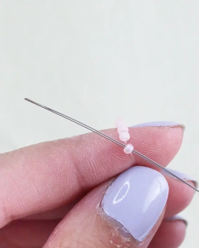 Hast du schon mal Perlenarmbänder selber gemacht? Falls nicht, keine Sorge, alle wichtigen Infos bekommst du jetzt. Von der Auswahl der Materialien bis zum fertigen Produkt - in meinem Blogbeitrag erfährst du alles, um deine eigenen DIY Perlenarmbänder zu basteln und lange Freude daran zu haben. Und falls du bereits als Kind oder auch in der letzten Zeit eigene Armbänder gebastelt hast, kannst du hier deine Kenntnisse auffrischen oder neue Muster kennenlernen. Mich hat der aktuelle Trend wieder total gefesselt und ich wünsche dir viel Spaß beim Perlenarmbänder basteln. DIY Perlenarmbänder basteln - 3 kinderleichte Ideen - diy perlen armband blume 4