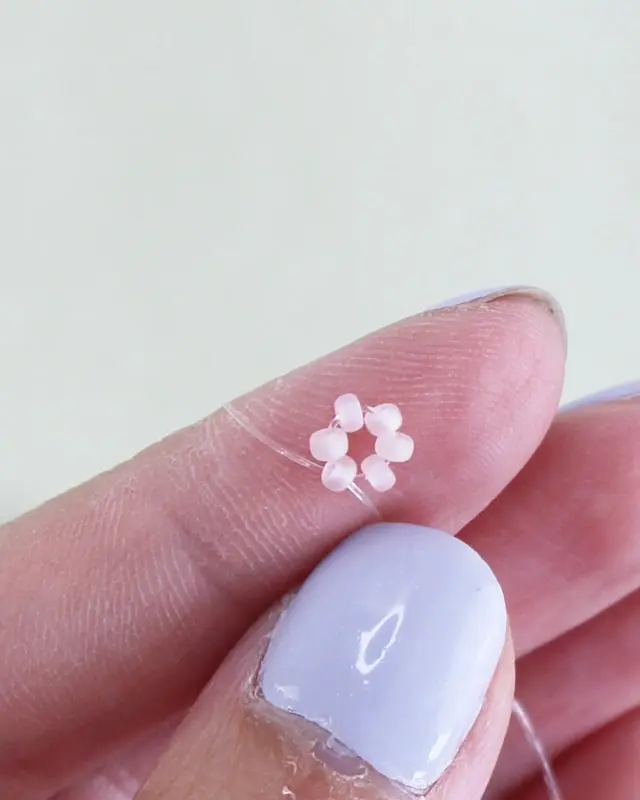 Hast du schon mal Perlenarmbänder selber gemacht? Falls nicht, keine Sorge, alle wichtigen Infos bekommst du jetzt. Von der Auswahl der Materialien bis zum fertigen Produkt - in meinem Blogbeitrag erfährst du alles, um deine eigenen DIY Perlenarmbänder zu basteln und lange Freude daran zu haben. Und falls du bereits als Kind oder auch in der letzten Zeit eigene Armbänder gebastelt hast, kannst du hier deine Kenntnisse auffrischen oder neue Muster kennenlernen. Mich hat der aktuelle Trend wieder total gefesselt und ich wünsche dir viel Spaß beim Perlenarmbänder basteln. DIY Perlenarmbänder basteln - 3 kinderleichte Ideen - diy perlen armband blume 5