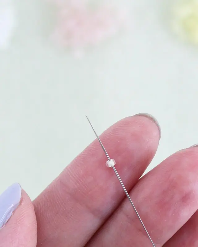 Hast du schon mal Perlenarmbänder selber gemacht? Falls nicht, keine Sorge, alle wichtigen Infos bekommst du jetzt. Von der Auswahl der Materialien bis zum fertigen Produkt - in meinem Blogbeitrag erfährst du alles, um deine eigenen DIY Perlenarmbänder zu basteln und lange Freude daran zu haben. Und falls du bereits als Kind oder auch in der letzten Zeit eigene Armbänder gebastelt hast, kannst du hier deine Kenntnisse auffrischen oder neue Muster kennenlernen. Mich hat der aktuelle Trend wieder total gefesselt und ich wünsche dir viel Spaß beim Perlenarmbänder basteln. DIY Perlenarmbänder basteln - 3 kinderleichte Ideen - diy perlen armband blume 6