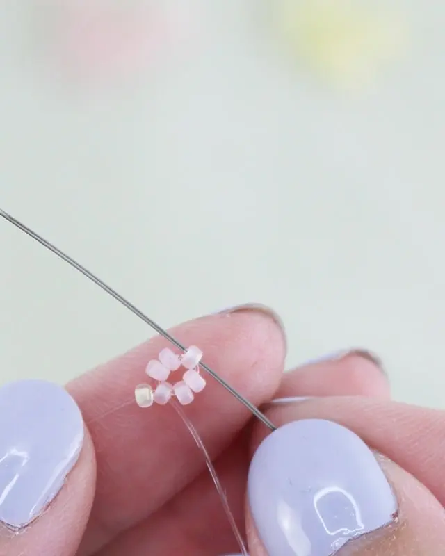 Hast du schon mal Perlenarmbänder selber gemacht? Falls nicht, keine Sorge, alle wichtigen Infos bekommst du jetzt. Von der Auswahl der Materialien bis zum fertigen Produkt - in meinem Blogbeitrag erfährst du alles, um deine eigenen DIY Perlenarmbänder zu basteln und lange Freude daran zu haben. Und falls du bereits als Kind oder auch in der letzten Zeit eigene Armbänder gebastelt hast, kannst du hier deine Kenntnisse auffrischen oder neue Muster kennenlernen. Mich hat der aktuelle Trend wieder total gefesselt und ich wünsche dir viel Spaß beim Perlenarmbänder basteln. DIY Perlenarmbänder basteln - 3 kinderleichte Ideen - diy perlen armband blume 7