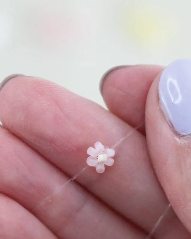 Hast du schon mal Perlenarmbänder selber gemacht? Falls nicht, keine Sorge, alle wichtigen Infos bekommst du jetzt. Von der Auswahl der Materialien bis zum fertigen Produkt - in meinem Blogbeitrag erfährst du alles, um deine eigenen DIY Perlenarmbänder zu basteln und lange Freude daran zu haben. Und falls du bereits als Kind oder auch in der letzten Zeit eigene Armbänder gebastelt hast, kannst du hier deine Kenntnisse auffrischen oder neue Muster kennenlernen. Mich hat der aktuelle Trend wieder total gefesselt und ich wünsche dir viel Spaß beim Perlenarmbänder basteln. DIY Perlenarmbänder basteln - 3 kinderleichte Ideen - diy perlen armband blume 8