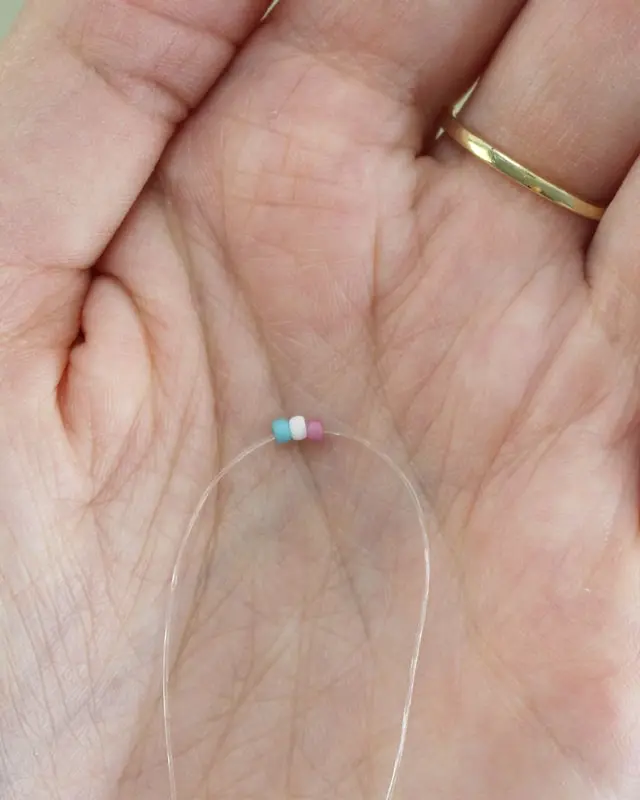 Hast du schon mal Perlenarmbänder selber gemacht? Falls nicht, keine Sorge, alle wichtigen Infos bekommst du jetzt. Von der Auswahl der Materialien bis zum fertigen Produkt - in meinem Blogbeitrag erfährst du alles, um deine eigenen DIY Perlenarmbänder zu basteln und lange Freude daran zu haben. Und falls du bereits als Kind oder auch in der letzten Zeit eigene Armbänder gebastelt hast, kannst du hier deine Kenntnisse auffrischen oder neue Muster kennenlernen. Mich hat der aktuelle Trend wieder total gefesselt und ich wünsche dir viel Spaß beim Perlenarmbänder basteln. DIY Perlenarmbänder basteln - 3 kinderleichte Ideen - diy perlen armband raute 1