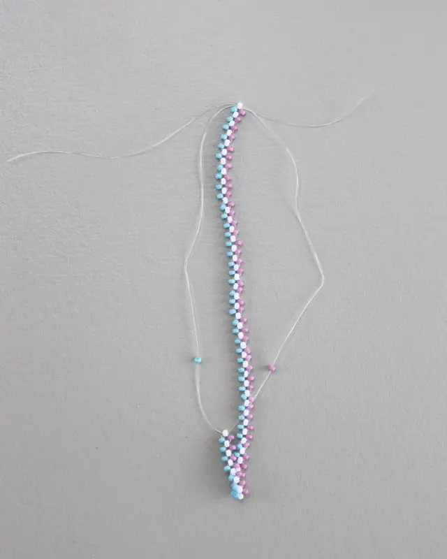 Hast du schon mal Perlenarmbänder selber gemacht? Falls nicht, keine Sorge, alle wichtigen Infos bekommst du jetzt. Von der Auswahl der Materialien bis zum fertigen Produkt - in meinem Blogbeitrag erfährst du alles, um deine eigenen DIY Perlenarmbänder zu basteln und lange Freude daran zu haben. Und falls du bereits als Kind oder auch in der letzten Zeit eigene Armbänder gebastelt hast, kannst du hier deine Kenntnisse auffrischen oder neue Muster kennenlernen. Mich hat der aktuelle Trend wieder total gefesselt und ich wünsche dir viel Spaß beim Perlenarmbänder basteln. DIY Perlenarmbänder basteln - 3 kinderleichte Ideen - diy perlen armband raute 10