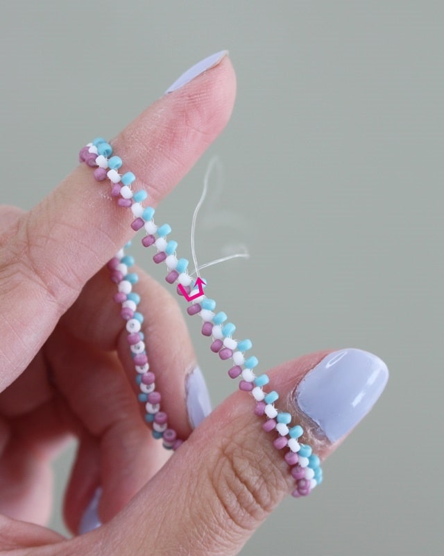 DIY Perlenarmbänder basteln - 3 kinderleichte Ideen - diy perlen armband raute 11