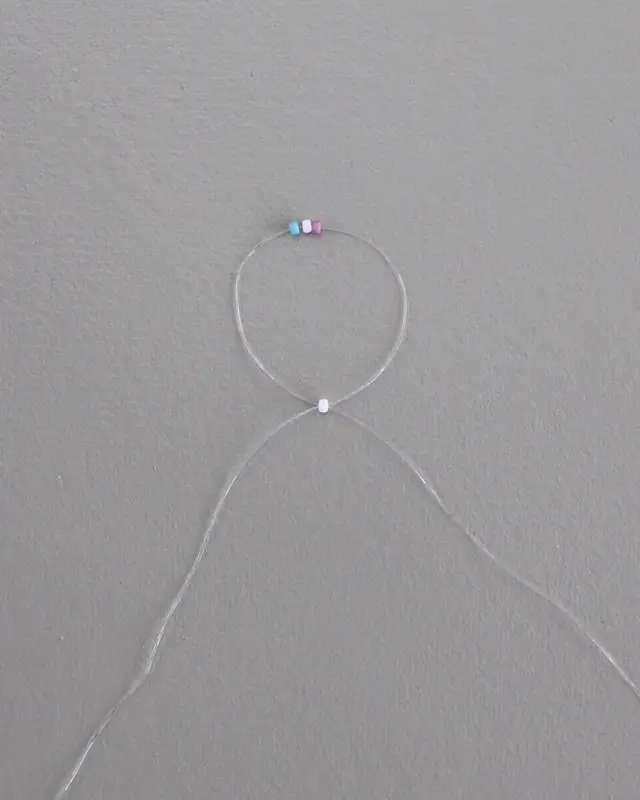 Hast du schon mal Perlenarmbänder selber gemacht? Falls nicht, keine Sorge, alle wichtigen Infos bekommst du jetzt. Von der Auswahl der Materialien bis zum fertigen Produkt - in meinem Blogbeitrag erfährst du alles, um deine eigenen DIY Perlenarmbänder zu basteln und lange Freude daran zu haben. Und falls du bereits als Kind oder auch in der letzten Zeit eigene Armbänder gebastelt hast, kannst du hier deine Kenntnisse auffrischen oder neue Muster kennenlernen. Mich hat der aktuelle Trend wieder total gefesselt und ich wünsche dir viel Spaß beim Perlenarmbänder basteln. DIY Perlenarmbänder basteln - 3 kinderleichte Ideen - diy perlen armband raute 2