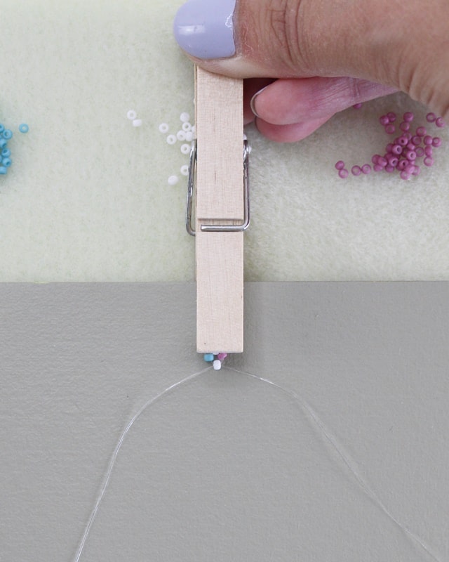DIY Perlenarmbänder basteln - 3 kinderleichte Ideen - diy perlen armband raute 4