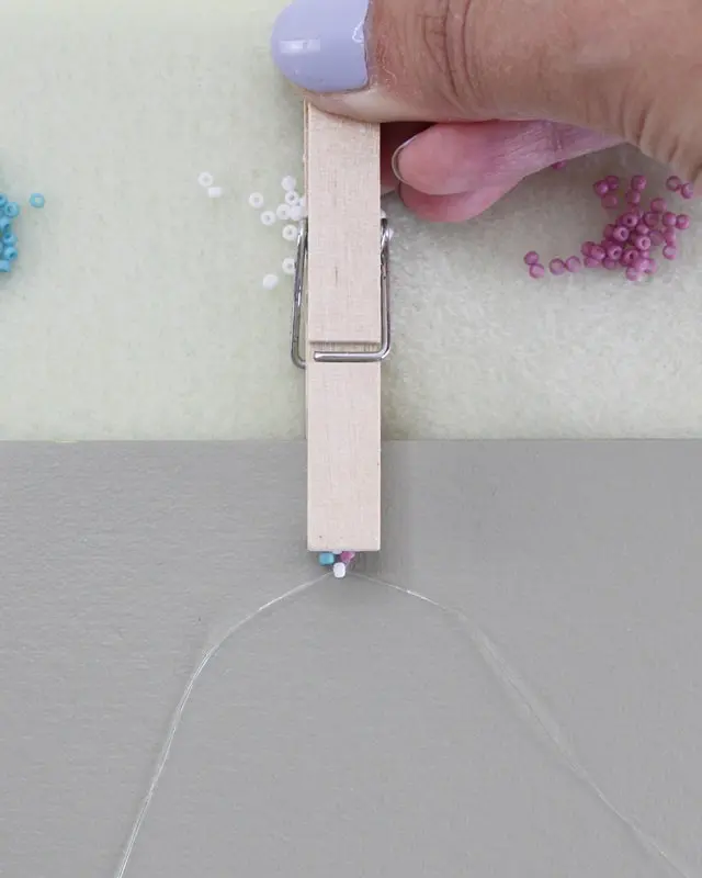 Hast du schon mal Perlenarmbänder selber gemacht? Falls nicht, keine Sorge, alle wichtigen Infos bekommst du jetzt. Von der Auswahl der Materialien bis zum fertigen Produkt - in meinem Blogbeitrag erfährst du alles, um deine eigenen DIY Perlenarmbänder zu basteln und lange Freude daran zu haben. Und falls du bereits als Kind oder auch in der letzten Zeit eigene Armbänder gebastelt hast, kannst du hier deine Kenntnisse auffrischen oder neue Muster kennenlernen. Mich hat der aktuelle Trend wieder total gefesselt und ich wünsche dir viel Spaß beim Perlenarmbänder basteln. DIY Perlenarmbänder basteln - 3 kinderleichte Ideen - diy perlen armband raute 4