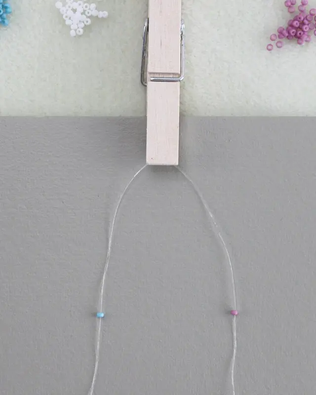 Hast du schon mal Perlenarmbänder selber gemacht? Falls nicht, keine Sorge, alle wichtigen Infos bekommst du jetzt. Von der Auswahl der Materialien bis zum fertigen Produkt - in meinem Blogbeitrag erfährst du alles, um deine eigenen DIY Perlenarmbänder zu basteln und lange Freude daran zu haben. Und falls du bereits als Kind oder auch in der letzten Zeit eigene Armbänder gebastelt hast, kannst du hier deine Kenntnisse auffrischen oder neue Muster kennenlernen. Mich hat der aktuelle Trend wieder total gefesselt und ich wünsche dir viel Spaß beim Perlenarmbänder basteln. DIY Perlenarmbänder basteln - 3 kinderleichte Ideen - diy perlen armband raute 5