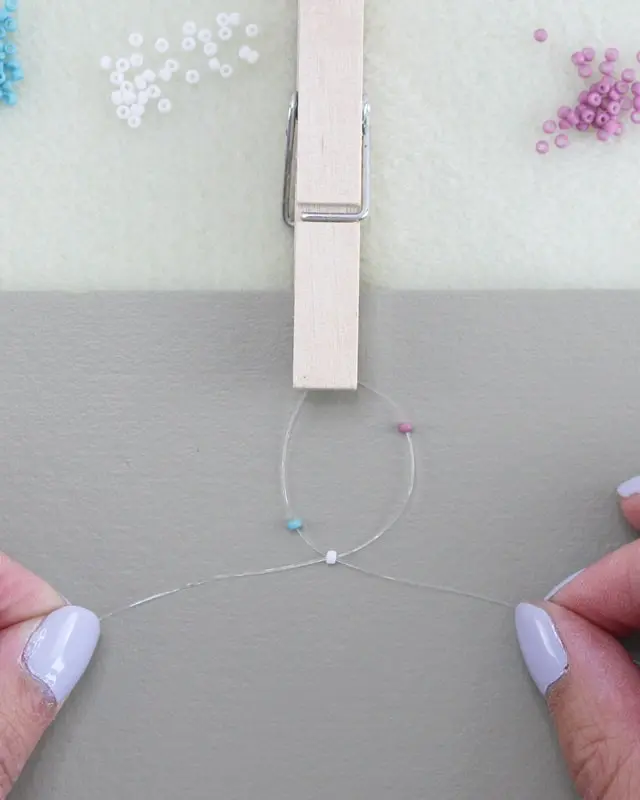 Hast du schon mal Perlenarmbänder selber gemacht? Falls nicht, keine Sorge, alle wichtigen Infos bekommst du jetzt. Von der Auswahl der Materialien bis zum fertigen Produkt - in meinem Blogbeitrag erfährst du alles, um deine eigenen DIY Perlenarmbänder zu basteln und lange Freude daran zu haben. Und falls du bereits als Kind oder auch in der letzten Zeit eigene Armbänder gebastelt hast, kannst du hier deine Kenntnisse auffrischen oder neue Muster kennenlernen. Mich hat der aktuelle Trend wieder total gefesselt und ich wünsche dir viel Spaß beim Perlenarmbänder basteln. DIY Perlenarmbänder basteln - 3 kinderleichte Ideen - diy perlen armband raute 6