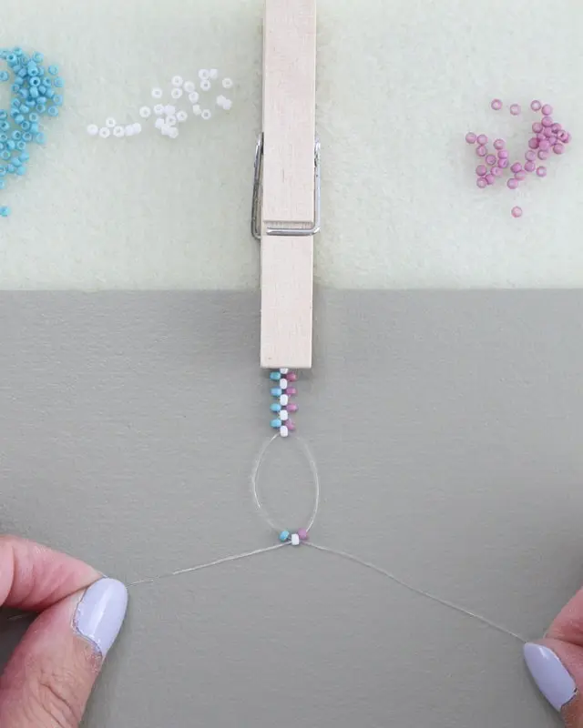 Hast du schon mal Perlenarmbänder selber gemacht? Falls nicht, keine Sorge, alle wichtigen Infos bekommst du jetzt. Von der Auswahl der Materialien bis zum fertigen Produkt - in meinem Blogbeitrag erfährst du alles, um deine eigenen DIY Perlenarmbänder zu basteln und lange Freude daran zu haben. Und falls du bereits als Kind oder auch in der letzten Zeit eigene Armbänder gebastelt hast, kannst du hier deine Kenntnisse auffrischen oder neue Muster kennenlernen. Mich hat der aktuelle Trend wieder total gefesselt und ich wünsche dir viel Spaß beim Perlenarmbänder basteln. DIY Perlenarmbänder basteln - 3 kinderleichte Ideen - diy perlen armband raute 7