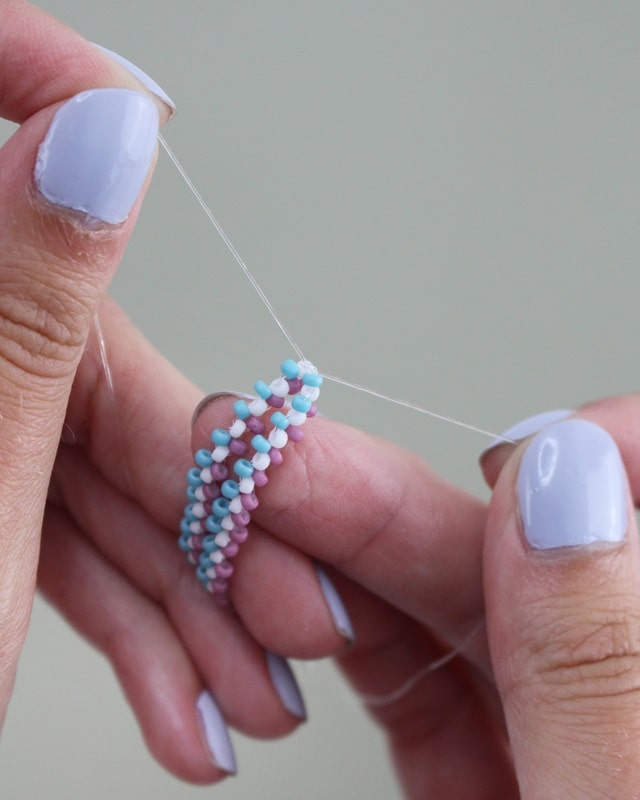 DIY Perlenarmbänder basteln - 3 kinderleichte Ideen - diy perlen armband raute 9