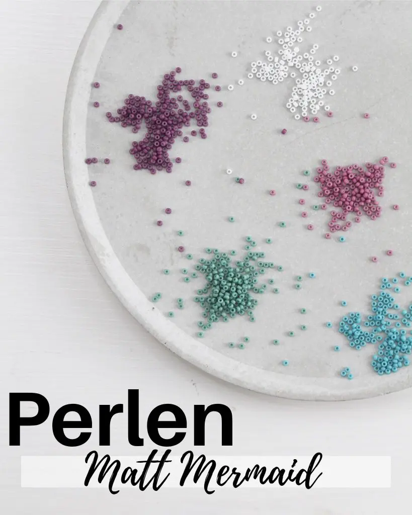 Hast du schon mal Perlenarmbänder selber gemacht? Falls nicht, keine Sorge, alle wichtigen Infos bekommst du jetzt. Von der Auswahl der Materialien bis zum fertigen Produkt - in meinem Blogbeitrag erfährst du alles, um deine eigenen DIY Perlenarmbänder zu basteln und lange Freude daran zu haben. Und falls du bereits als Kind oder auch in der letzten Zeit eigene Armbänder gebastelt hast, kannst du hier deine Kenntnisse auffrischen oder neue Muster kennenlernen. Mich hat der aktuelle Trend wieder total gefesselt und ich wünsche dir viel Spaß beim Perlenarmbänder basteln. DIY Perlenarmbänder basteln - 3 kinderleichte Ideen - diy perlen set matt mermaid