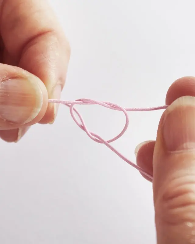 Hast du schon mal Perlenarmbänder selber gemacht? Falls nicht, keine Sorge, alle wichtigen Infos bekommst du jetzt. Von der Auswahl der Materialien bis zum fertigen Produkt - in meinem Blogbeitrag erfährst du alles, um deine eigenen DIY Perlenarmbänder zu basteln und lange Freude daran zu haben. Und falls du bereits als Kind oder auch in der letzten Zeit eigene Armbänder gebastelt hast, kannst du hier deine Kenntnisse auffrischen oder neue Muster kennenlernen. Mich hat der aktuelle Trend wieder total gefesselt und ich wünsche dir viel Spaß beim Perlenarmbänder basteln. DIY Perlenarmbänder basteln - 3 kinderleichte Ideen - diy perlenarmbaender basteln knoten 1