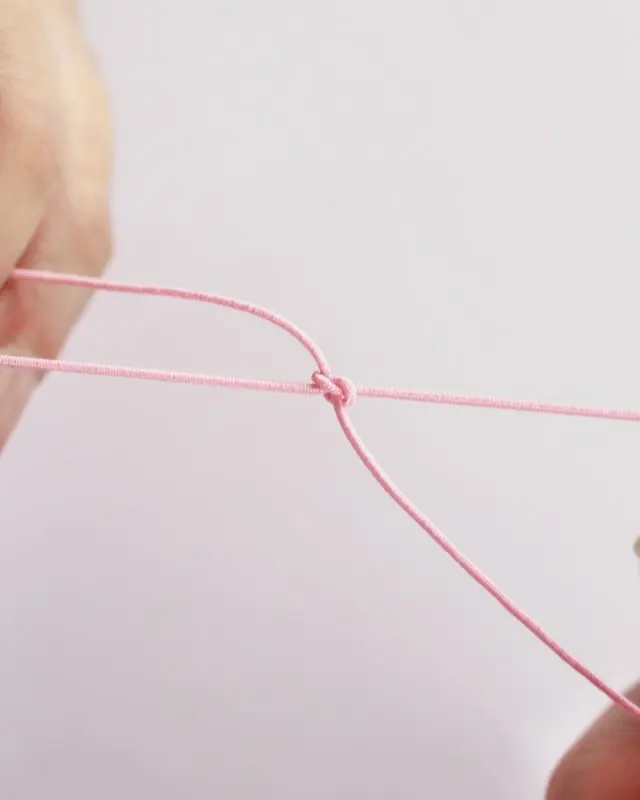 Hast du schon mal Perlenarmbänder selber gemacht? Falls nicht, keine Sorge, alle wichtigen Infos bekommst du jetzt. Von der Auswahl der Materialien bis zum fertigen Produkt - in meinem Blogbeitrag erfährst du alles, um deine eigenen DIY Perlenarmbänder zu basteln und lange Freude daran zu haben. Und falls du bereits als Kind oder auch in der letzten Zeit eigene Armbänder gebastelt hast, kannst du hier deine Kenntnisse auffrischen oder neue Muster kennenlernen. Mich hat der aktuelle Trend wieder total gefesselt und ich wünsche dir viel Spaß beim Perlenarmbänder basteln. DIY Perlenarmbänder basteln - 3 kinderleichte Ideen - diy perlenarmbaender basteln knoten 2