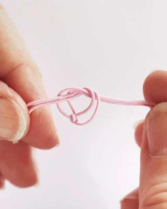 Hast du schon mal Perlenarmbänder selber gemacht? Falls nicht, keine Sorge, alle wichtigen Infos bekommst du jetzt. Von der Auswahl der Materialien bis zum fertigen Produkt - in meinem Blogbeitrag erfährst du alles, um deine eigenen DIY Perlenarmbänder zu basteln und lange Freude daran zu haben. Und falls du bereits als Kind oder auch in der letzten Zeit eigene Armbänder gebastelt hast, kannst du hier deine Kenntnisse auffrischen oder neue Muster kennenlernen. Mich hat der aktuelle Trend wieder total gefesselt und ich wünsche dir viel Spaß beim Perlenarmbänder basteln. DIY Perlenarmbänder basteln - 3 kinderleichte Ideen - diy perlenarmbaender basteln knoten 3