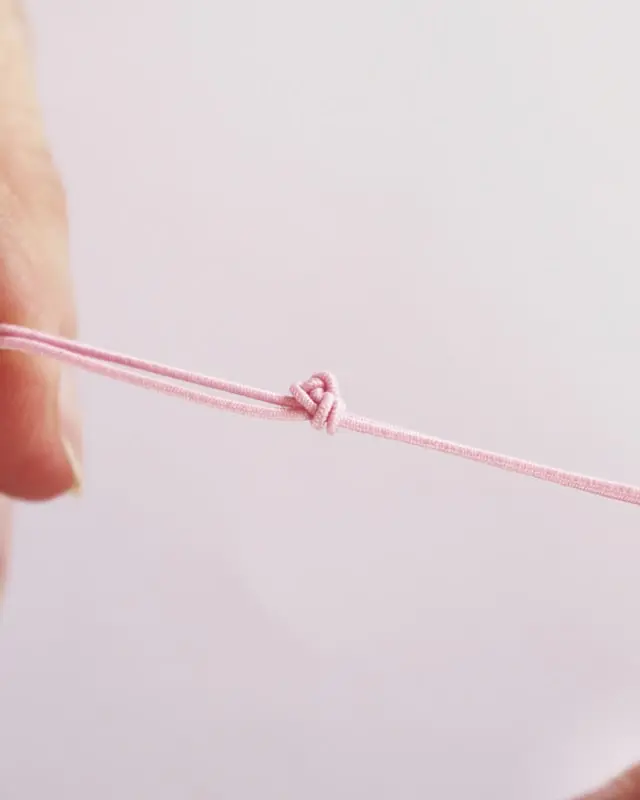 Hast du schon mal Perlenarmbänder selber gemacht? Falls nicht, keine Sorge, alle wichtigen Infos bekommst du jetzt. Von der Auswahl der Materialien bis zum fertigen Produkt - in meinem Blogbeitrag erfährst du alles, um deine eigenen DIY Perlenarmbänder zu basteln und lange Freude daran zu haben. Und falls du bereits als Kind oder auch in der letzten Zeit eigene Armbänder gebastelt hast, kannst du hier deine Kenntnisse auffrischen oder neue Muster kennenlernen. Mich hat der aktuelle Trend wieder total gefesselt und ich wünsche dir viel Spaß beim Perlenarmbänder basteln. DIY Perlenarmbänder basteln - 3 kinderleichte Ideen - diy perlenarmbaender basteln knoten 4