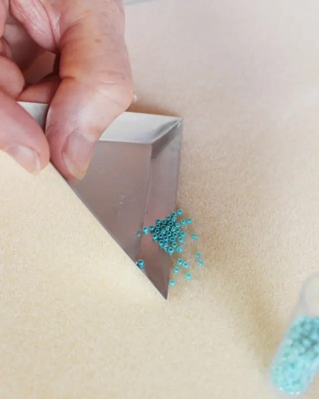 Hast du schon mal Perlenarmbänder selber gemacht? Falls nicht, keine Sorge, alle wichtigen Infos bekommst du jetzt. Von der Auswahl der Materialien bis zum fertigen Produkt - in meinem Blogbeitrag erfährst du alles, um deine eigenen DIY Perlenarmbänder zu basteln und lange Freude daran zu haben. Und falls du bereits als Kind oder auch in der letzten Zeit eigene Armbänder gebastelt hast, kannst du hier deine Kenntnisse auffrischen oder neue Muster kennenlernen. Mich hat der aktuelle Trend wieder total gefesselt und ich wünsche dir viel Spaß beim Perlenarmbänder basteln. DIY Perlenarmbänder basteln - 3 kinderleichte Ideen - diy perlenarmbaender basteln perlendreieck 1