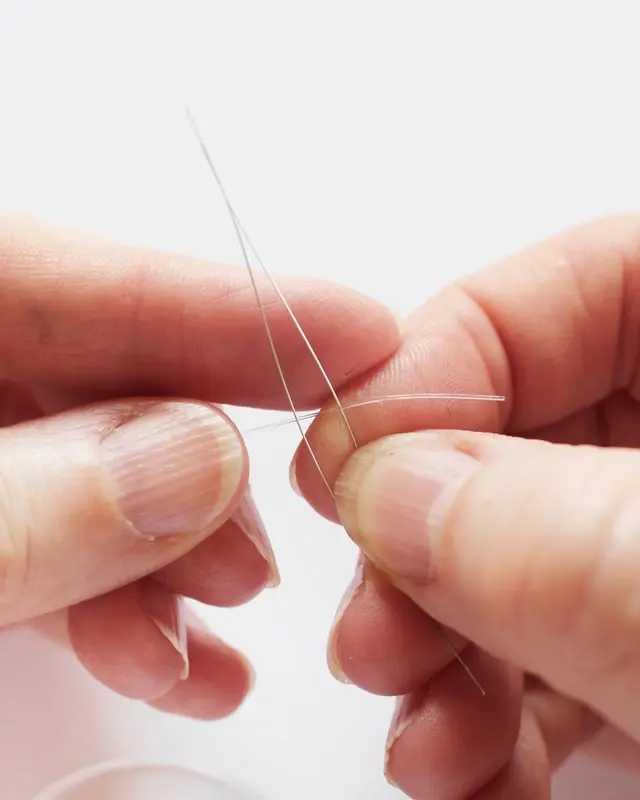 Hast du schon mal Perlenarmbänder selber gemacht? Falls nicht, keine Sorge, alle wichtigen Infos bekommst du jetzt. Von der Auswahl der Materialien bis zum fertigen Produkt - in meinem Blogbeitrag erfährst du alles, um deine eigenen DIY Perlenarmbänder zu basteln und lange Freude daran zu haben. Und falls du bereits als Kind oder auch in der letzten Zeit eigene Armbänder gebastelt hast, kannst du hier deine Kenntnisse auffrischen oder neue Muster kennenlernen. Mich hat der aktuelle Trend wieder total gefesselt und ich wünsche dir viel Spaß beim Perlenarmbänder basteln. DIY Perlenarmbänder basteln - 3 kinderleichte Ideen - diy perlenarmbaender basteln perlennadel 1