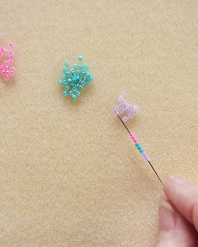 Hast du schon mal Perlenarmbänder selber gemacht? Falls nicht, keine Sorge, alle wichtigen Infos bekommst du jetzt. Von der Auswahl der Materialien bis zum fertigen Produkt - in meinem Blogbeitrag erfährst du alles, um deine eigenen DIY Perlenarmbänder zu basteln und lange Freude daran zu haben. Und falls du bereits als Kind oder auch in der letzten Zeit eigene Armbänder gebastelt hast, kannst du hier deine Kenntnisse auffrischen oder neue Muster kennenlernen. Mich hat der aktuelle Trend wieder total gefesselt und ich wünsche dir viel Spaß beim Perlenarmbänder basteln. DIY Perlenarmbänder basteln - 3 kinderleichte Ideen - diy perlenarmbaender basteln perlennadel 2