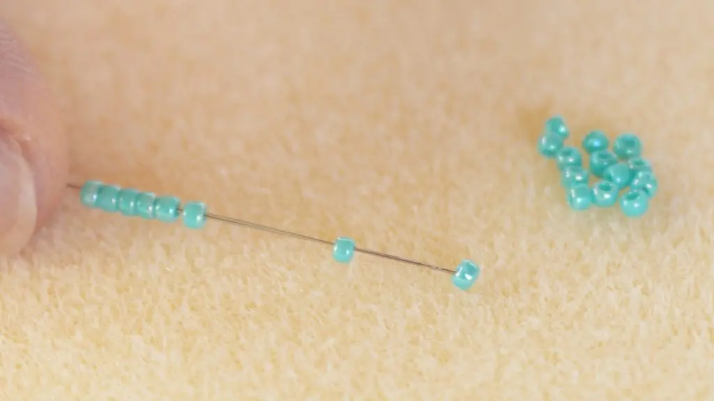 Hast du schon mal Perlenarmbänder selber gemacht? Falls nicht, keine Sorge, alle wichtigen Infos bekommst du jetzt. Von der Auswahl der Materialien bis zum fertigen Produkt - in meinem Blogbeitrag erfährst du alles, um deine eigenen DIY Perlenarmbänder zu basteln und lange Freude daran zu haben. Und falls du bereits als Kind oder auch in der letzten Zeit eigene Armbänder gebastelt hast, kannst du hier deine Kenntnisse auffrischen oder neue Muster kennenlernen. Mich hat der aktuelle Trend wieder total gefesselt und ich wünsche dir viel Spaß beim Perlenarmbänder basteln. DIY Perlenarmbänder basteln - 3 kinderleichte Ideen - diy perlenarmbaender basteln perlennadel perlenmatte 1