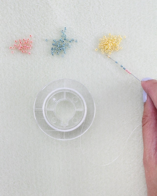 DIY Perlenarmbänder basteln - 3 kinderleichte Ideen - diy perlenarmband selber machen 1