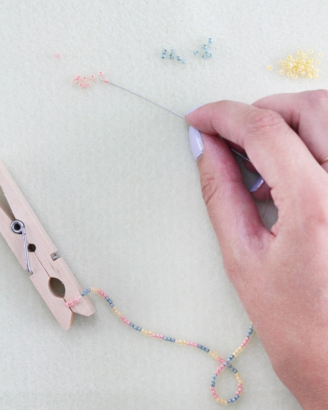 DIY Perlenarmbänder basteln - 3 kinderleichte Ideen - diy perlenarmband selber machen 3