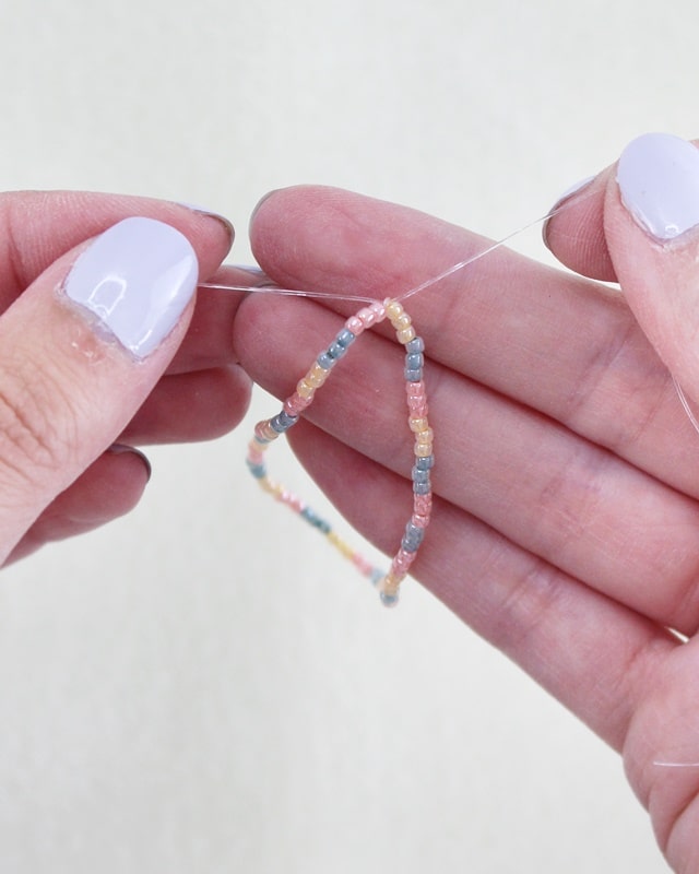 DIY Perlenarmbänder basteln - 3 kinderleichte Ideen - diy perlenarmband selber machen 4