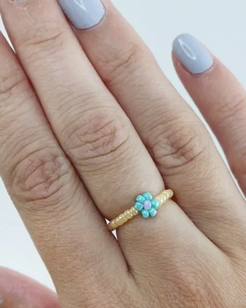 Hast du schon mal Perlenarmbänder selber gemacht? Falls nicht, keine Sorge, alle wichtigen Infos bekommst du jetzt. Von der Auswahl der Materialien bis zum fertigen Produkt - in meinem Blogbeitrag erfährst du alles, um deine eigenen DIY Perlenarmbänder zu basteln und lange Freude daran zu haben. Und falls du bereits als Kind oder auch in der letzten Zeit eigene Armbänder gebastelt hast, kannst du hier deine Kenntnisse auffrischen oder neue Muster kennenlernen. Mich hat der aktuelle Trend wieder total gefesselt und ich wünsche dir viel Spaß beim Perlenarmbänder basteln. DIY Perlenarmbänder basteln - 3 kinderleichte Ideen - diy ring aus perlen 2