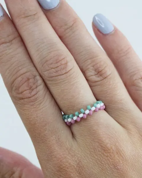 Hast du schon mal Perlenarmbänder selber gemacht? Falls nicht, keine Sorge, alle wichtigen Infos bekommst du jetzt. Von der Auswahl der Materialien bis zum fertigen Produkt - in meinem Blogbeitrag erfährst du alles, um deine eigenen DIY Perlenarmbänder zu basteln und lange Freude daran zu haben. Und falls du bereits als Kind oder auch in der letzten Zeit eigene Armbänder gebastelt hast, kannst du hier deine Kenntnisse auffrischen oder neue Muster kennenlernen. Mich hat der aktuelle Trend wieder total gefesselt und ich wünsche dir viel Spaß beim Perlenarmbänder basteln. DIY Perlenarmbänder basteln - 3 kinderleichte Ideen - diy ring aus perlen 3