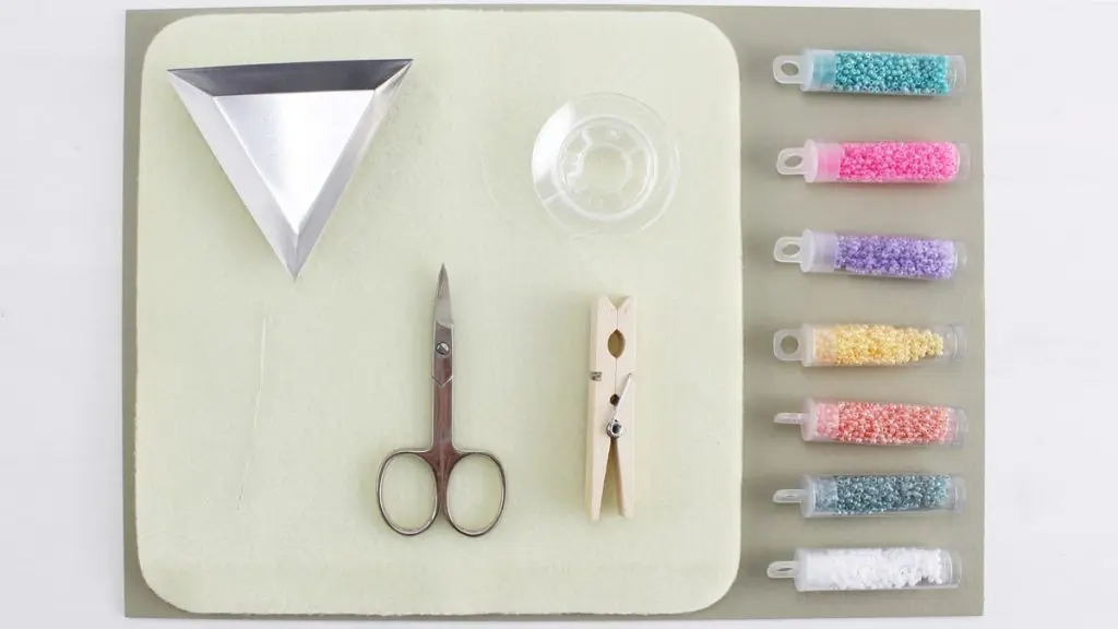 Hast du schon mal Perlenarmbänder selber gemacht? Falls nicht, keine Sorge, alle wichtigen Infos bekommst du jetzt. Von der Auswahl der Materialien bis zum fertigen Produkt - in meinem Blogbeitrag erfährst du alles, um deine eigenen DIY Perlenarmbänder zu basteln und lange Freude daran zu haben. Und falls du bereits als Kind oder auch in der letzten Zeit eigene Armbänder gebastelt hast, kannst du hier deine Kenntnisse auffrischen oder neue Muster kennenlernen. Mich hat der aktuelle Trend wieder total gefesselt und ich wünsche dir viel Spaß beim Perlenarmbänder basteln. DIY Perlenarmbänder basteln - 3 kinderleichte Ideen - material diy perlenarmbaender basteln