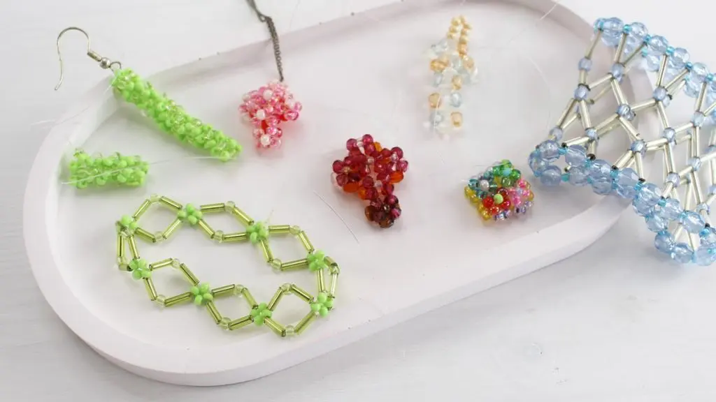 Hast du schon mal Perlenarmbänder selber gemacht? Falls nicht, keine Sorge, alle wichtigen Infos bekommst du jetzt. Von der Auswahl der Materialien bis zum fertigen Produkt - in meinem Blogbeitrag erfährst du alles, um deine eigenen DIY Perlenarmbänder zu basteln und lange Freude daran zu haben. Und falls du bereits als Kind oder auch in der letzten Zeit eigene Armbänder gebastelt hast, kannst du hier deine Kenntnisse auffrischen oder neue Muster kennenlernen. Mich hat der aktuelle Trend wieder total gefesselt und ich wünsche dir viel Spaß beim Perlenarmbänder basteln. DIY Perlenarmbänder basteln - 3 kinderleichte Ideen - mit perlen basteln