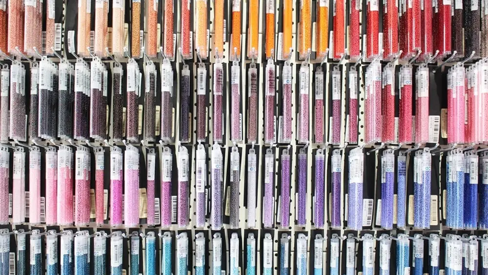 Hast du schon mal Perlenarmbänder selber gemacht? Falls nicht, keine Sorge, alle wichtigen Infos bekommst du jetzt. Von der Auswahl der Materialien bis zum fertigen Produkt - in meinem Blogbeitrag erfährst du alles, um deine eigenen DIY Perlenarmbänder zu basteln und lange Freude daran zu haben. Und falls du bereits als Kind oder auch in der letzten Zeit eigene Armbänder gebastelt hast, kannst du hier deine Kenntnisse auffrischen oder neue Muster kennenlernen. Mich hat der aktuelle Trend wieder total gefesselt und ich wünsche dir viel Spaß beim Perlenarmbänder basteln. DIY Perlenarmbänder basteln - 3 kinderleichte Ideen - miyuki perlen hs store hueckelhoven 1