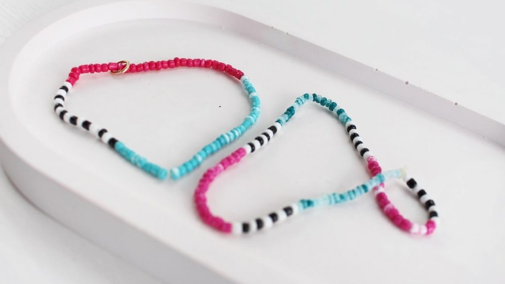 DIY Perlenarmbänder basteln - 3 kinderleichte Ideen - perlenarmbaender die farbe verlieren