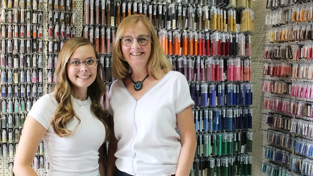 Hast du schon mal Perlenarmbänder selber gemacht? Falls nicht, keine Sorge, alle wichtigen Infos bekommst du jetzt. Von der Auswahl der Materialien bis zum fertigen Produkt - in meinem Blogbeitrag erfährst du alles, um deine eigenen DIY Perlenarmbänder zu basteln und lange Freude daran zu haben. Und falls du bereits als Kind oder auch in der letzten Zeit eigene Armbänder gebastelt hast, kannst du hier deine Kenntnisse auffrischen oder neue Muster kennenlernen. Mich hat der aktuelle Trend wieder total gefesselt und ich wünsche dir viel Spaß beim Perlenarmbänder basteln. DIY Perlenarmbänder basteln - 3 kinderleichte Ideen - siliva darius beadpoint hanna ostlaender tinkerhome 1